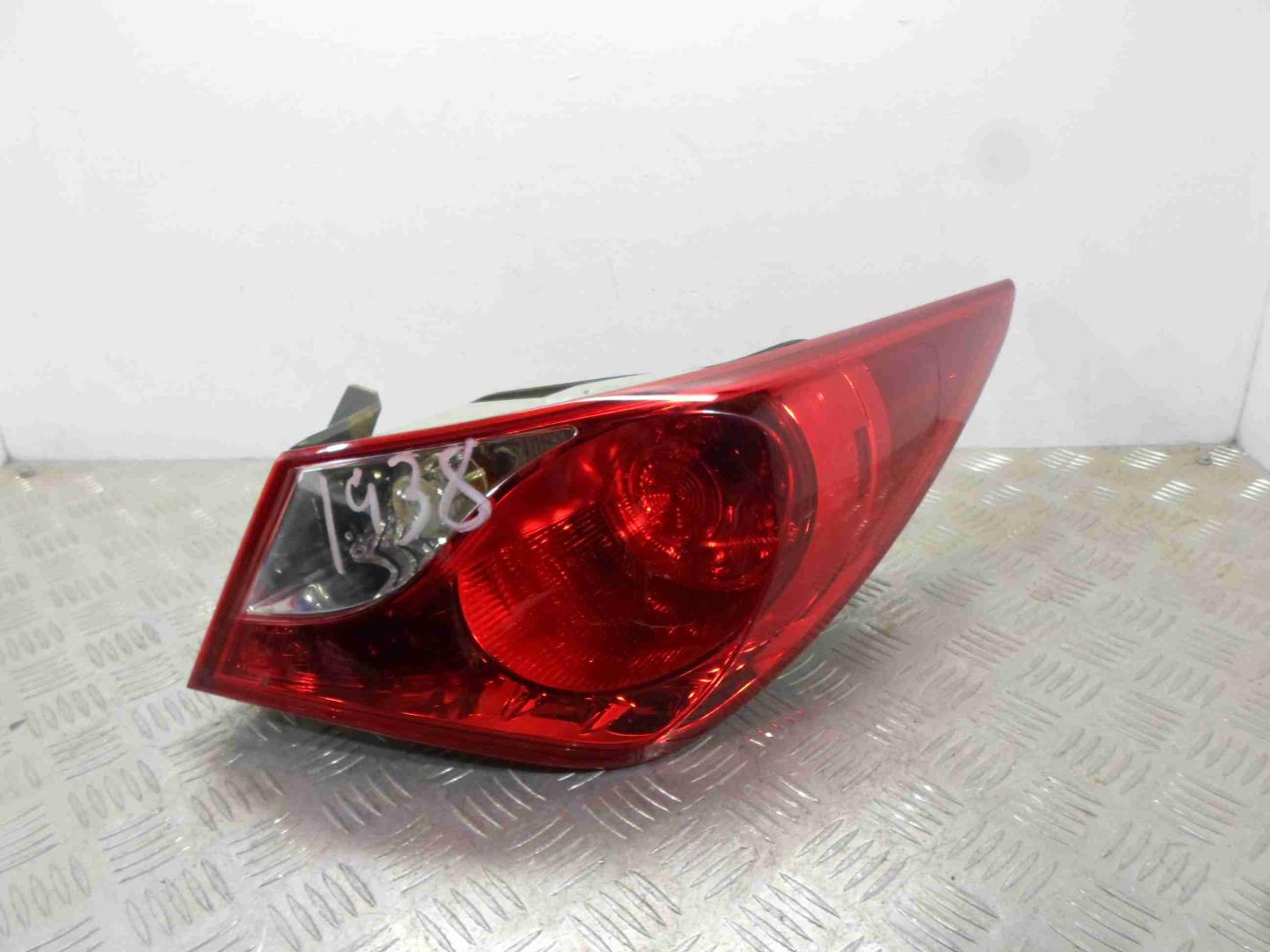 Фонарь задний наружный правый