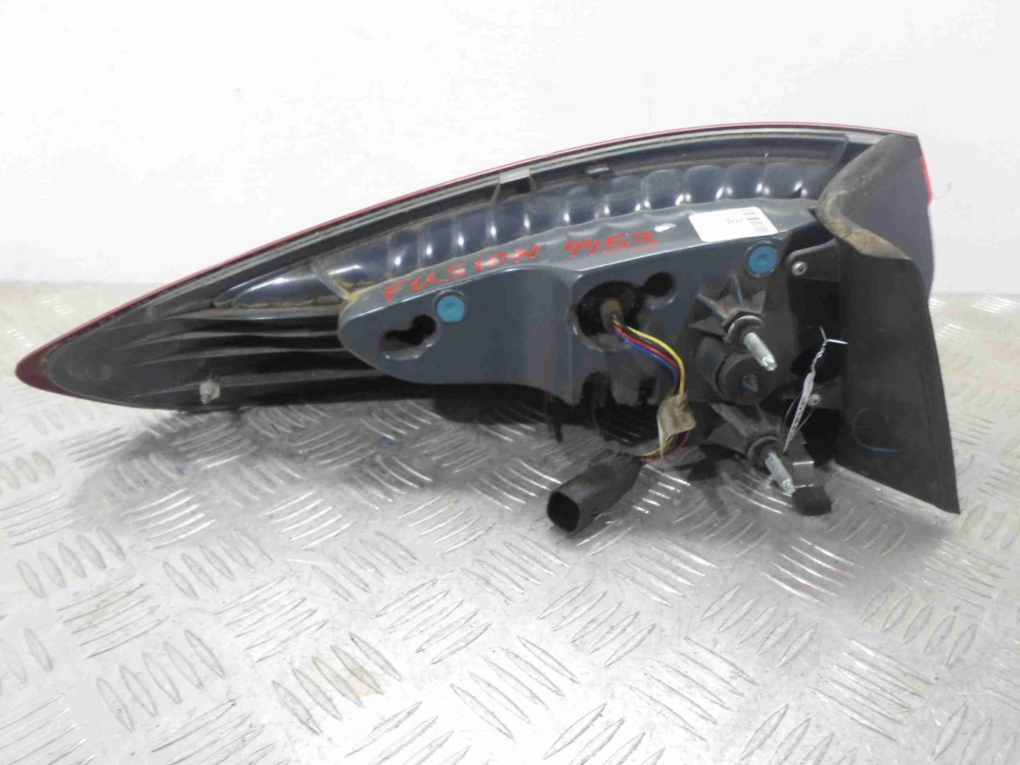 Фонарь задний наружный правый