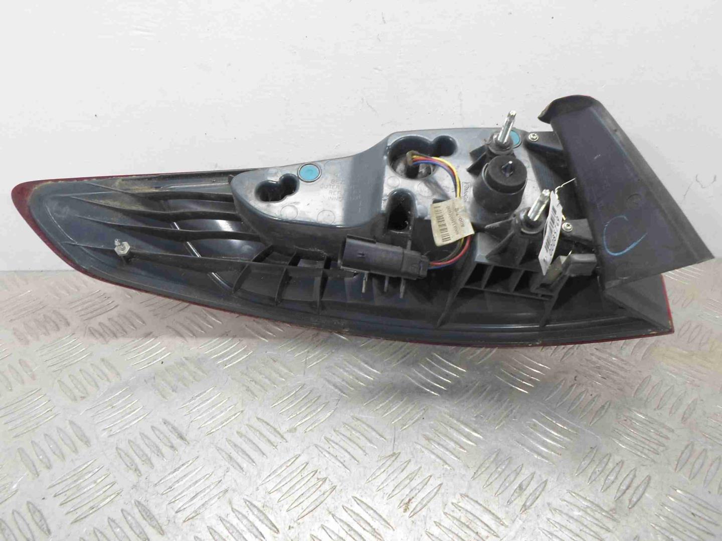 Фонарь задний наружный правый