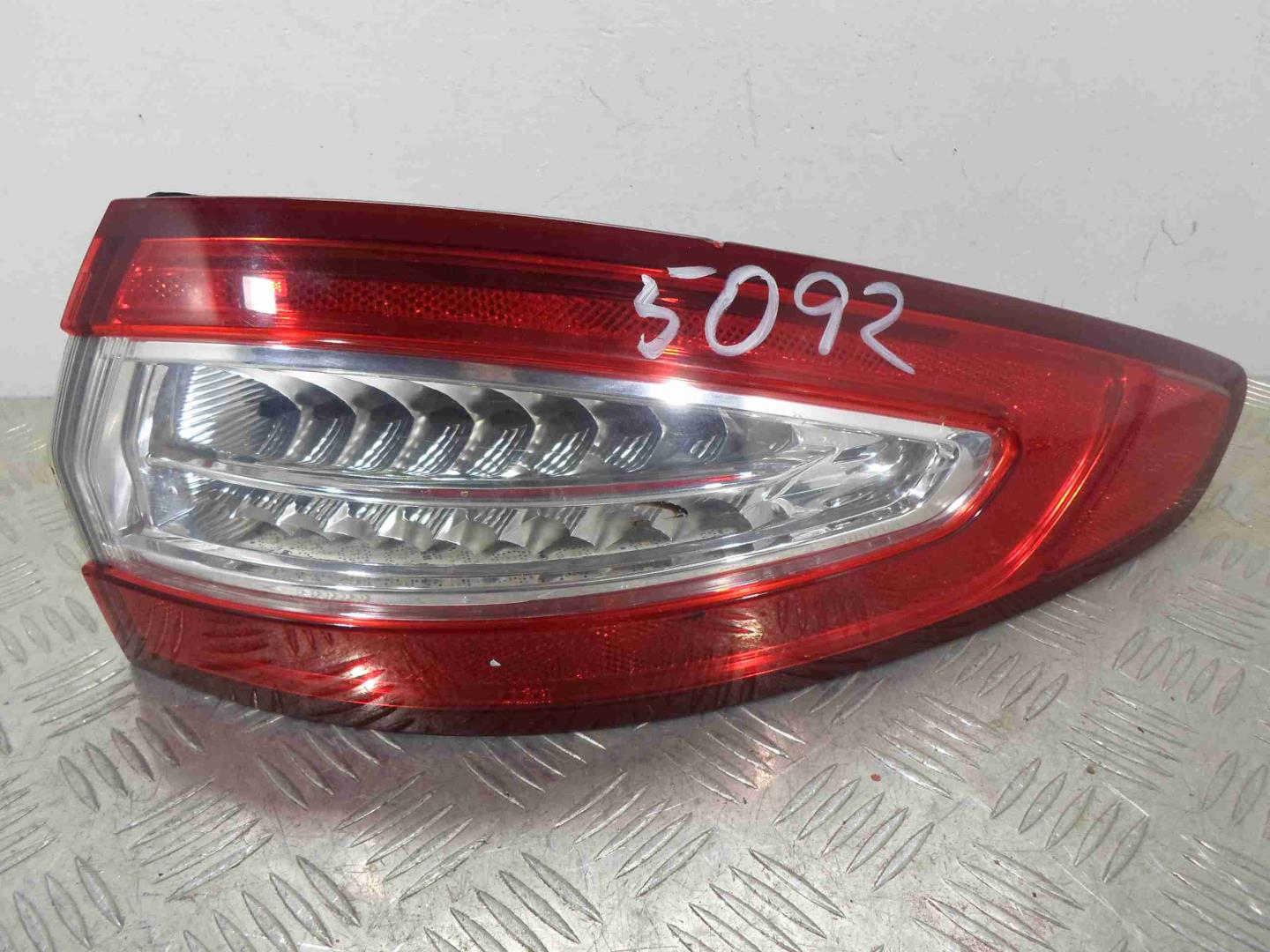 Фонарь задний наружный правый