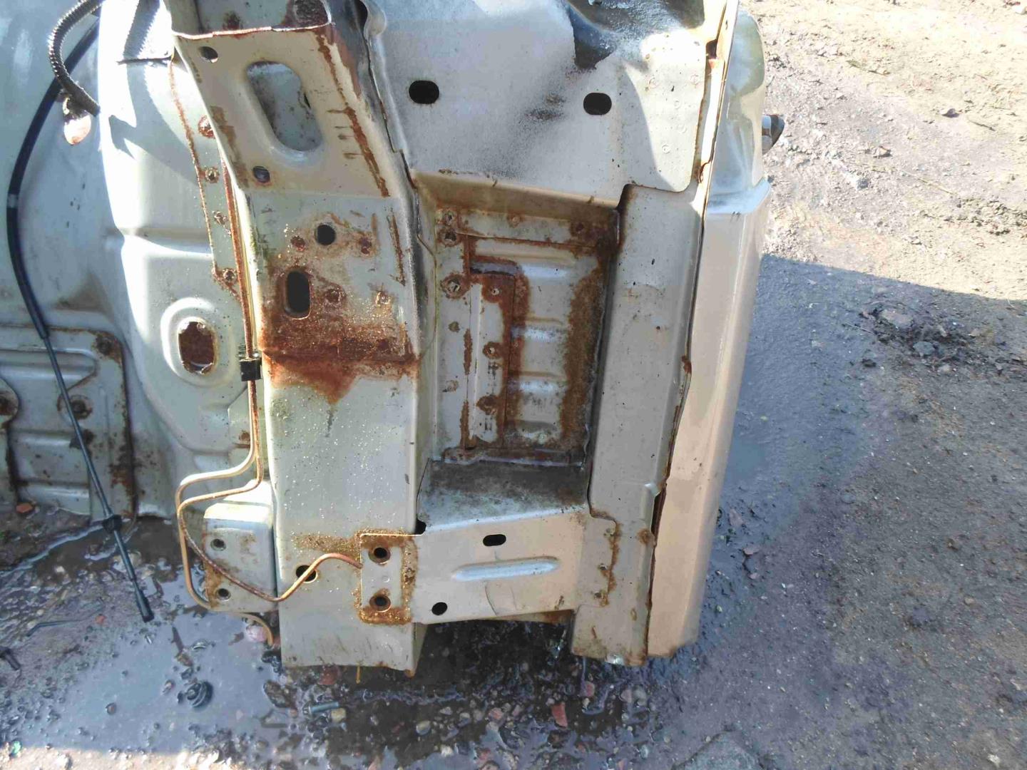 Петля двери передней