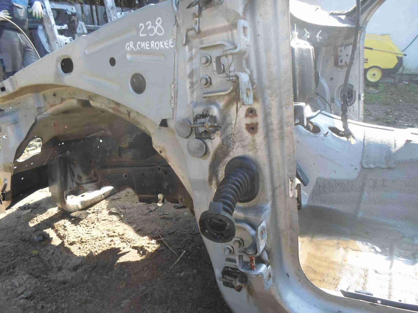 Петля двери передней