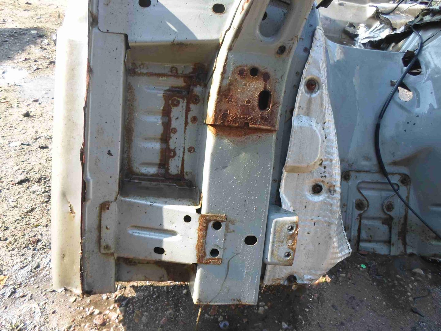 Петля двери передней