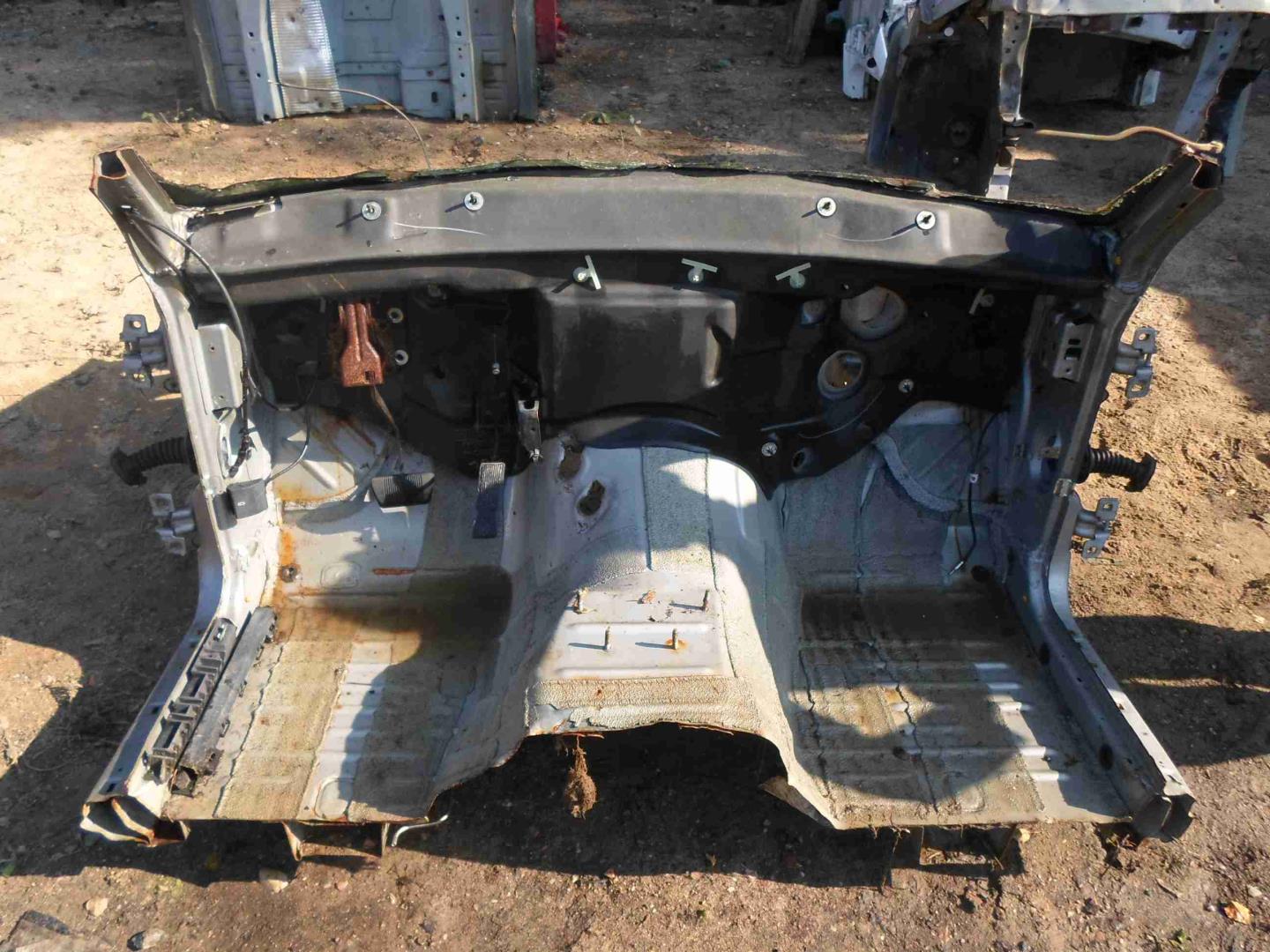 Петля двери передней