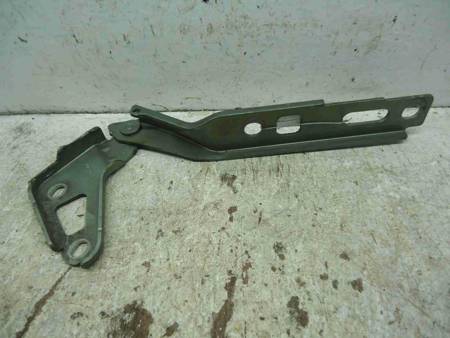 Петля капота левая