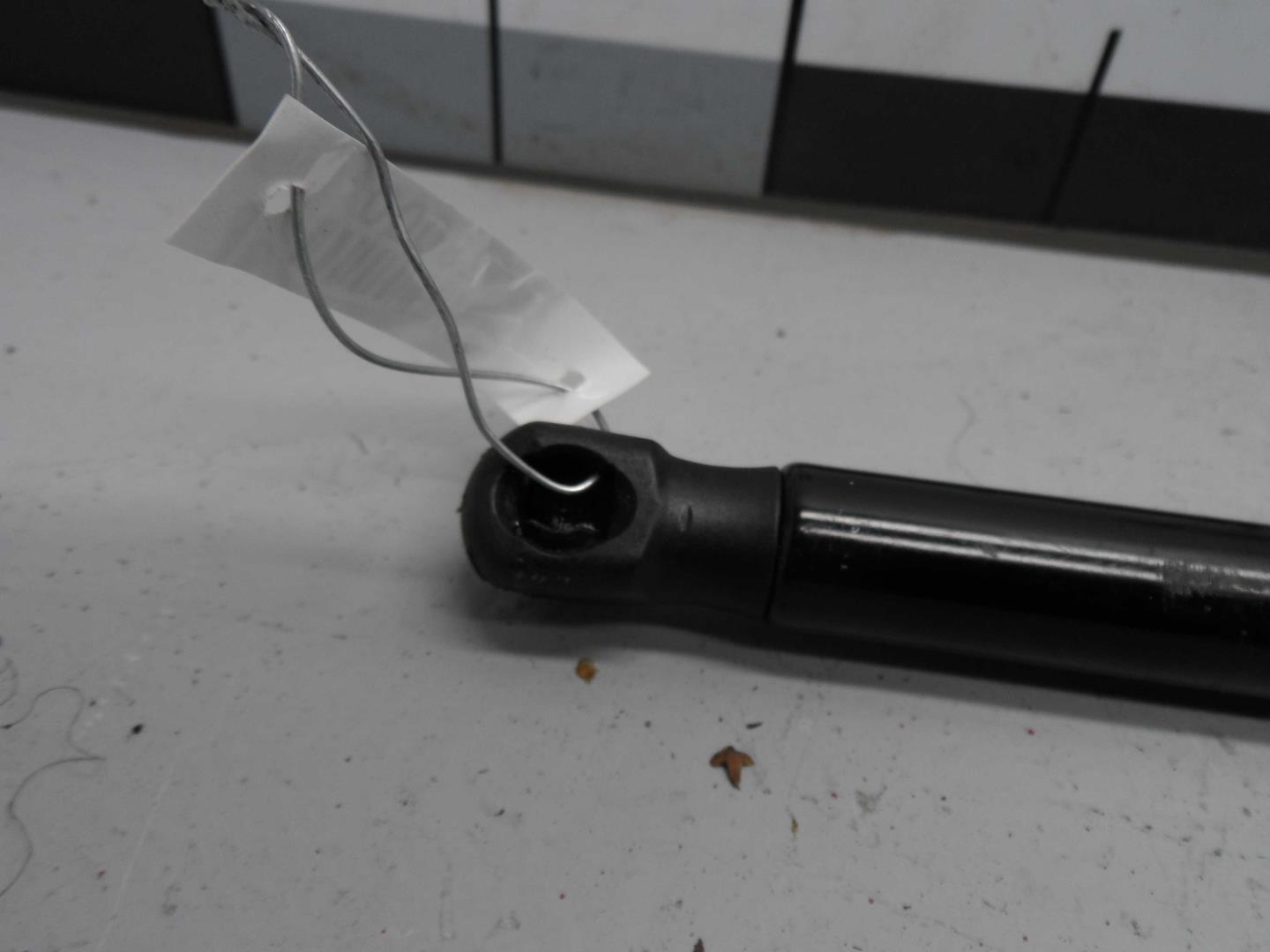 Амортизатор крышки багажника