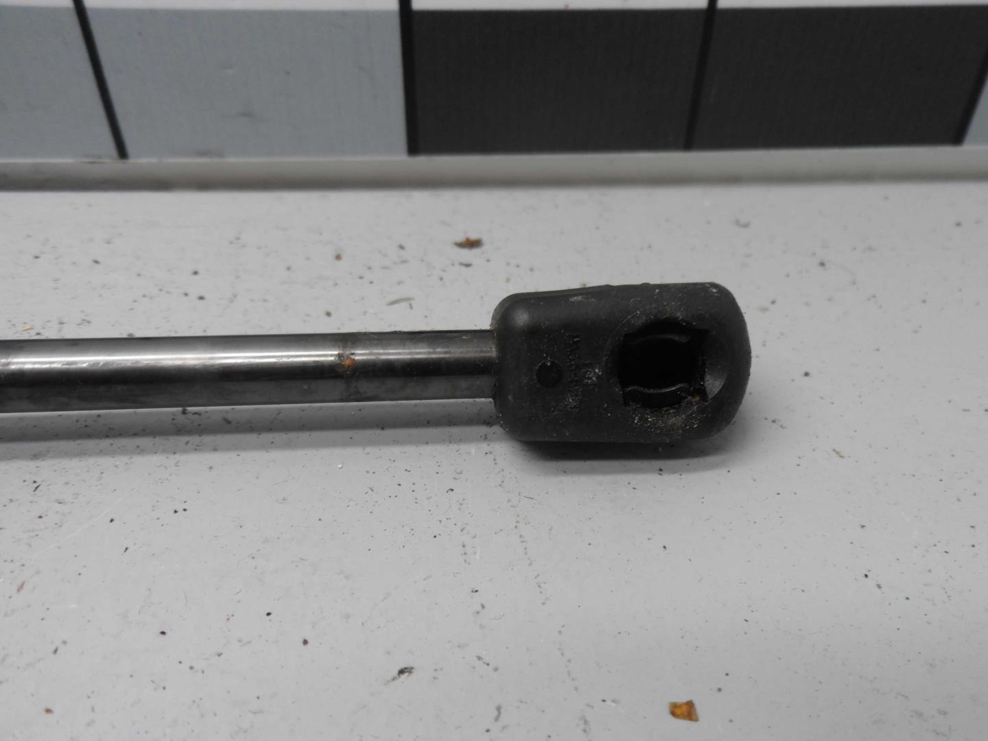 Амортизатор крышки багажника