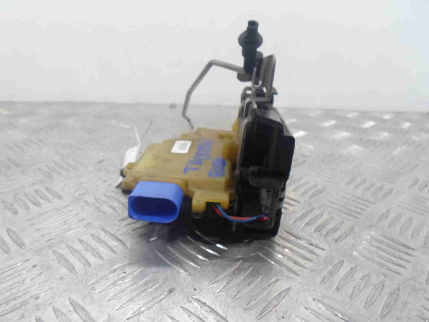 Замок двери передней левой