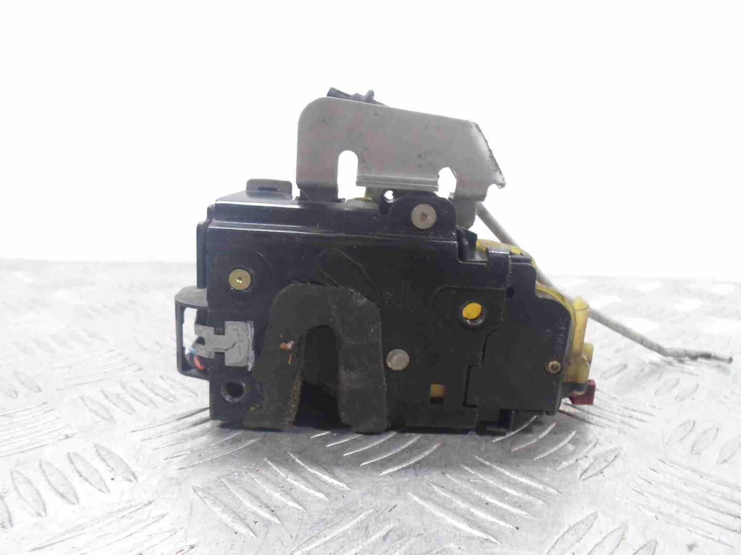 Замок двери передней левой