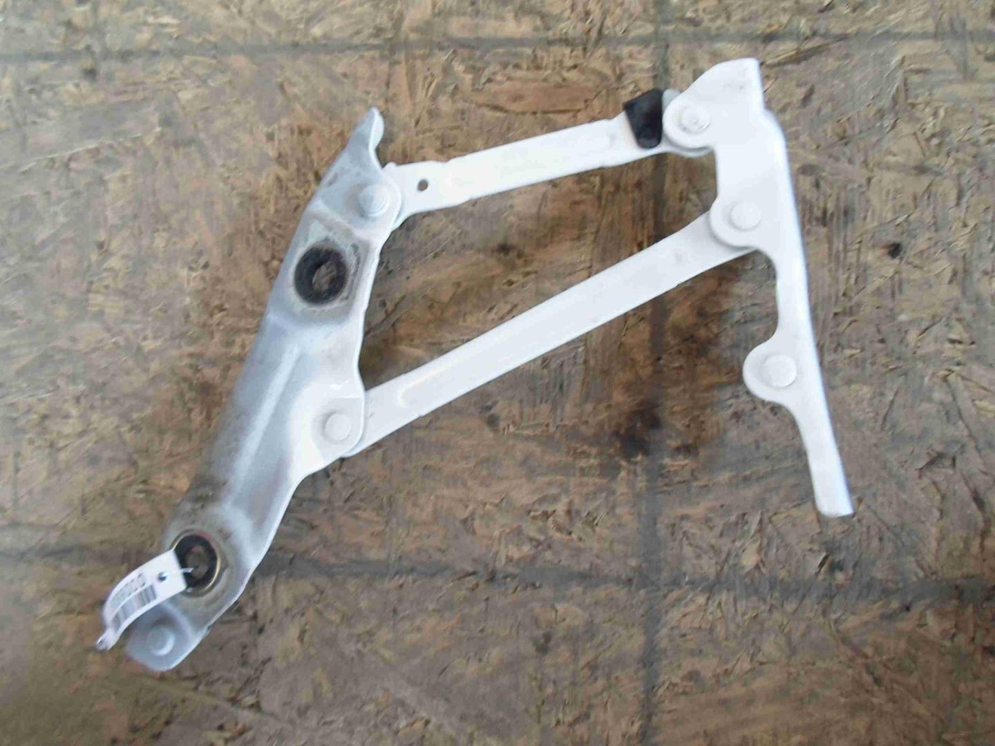 Петля крышки багажника