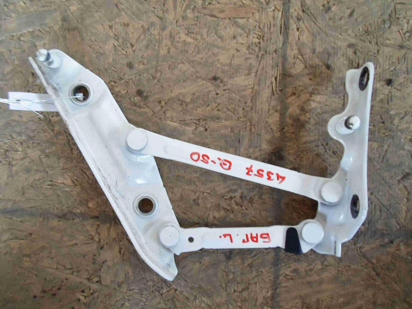 Петля крышки багажника