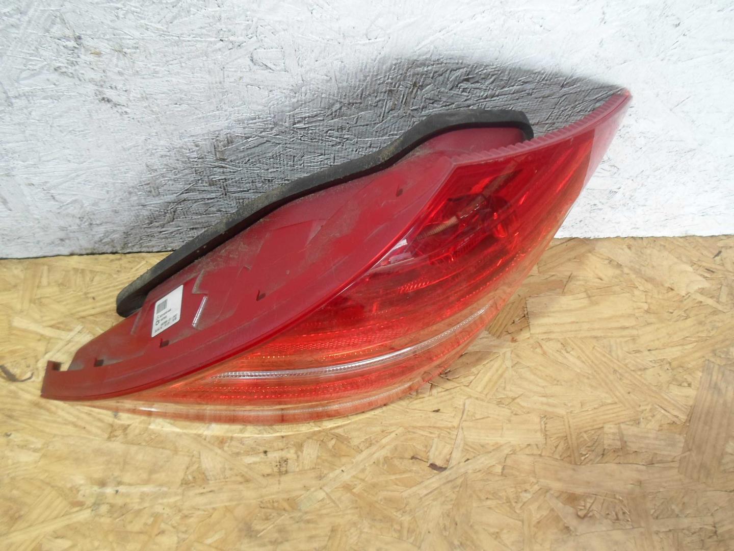 Фонарь задний наружный правый