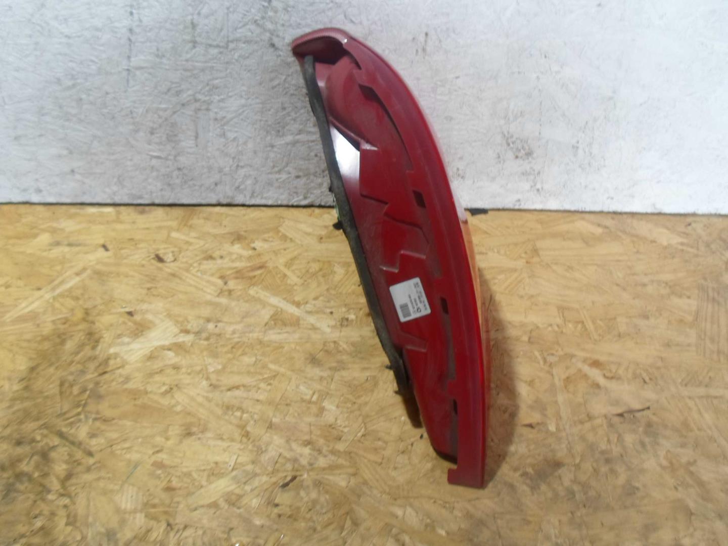 Фонарь задний наружный правый