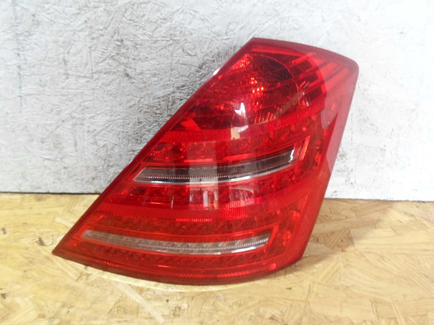 Фонарь задний наружный правый