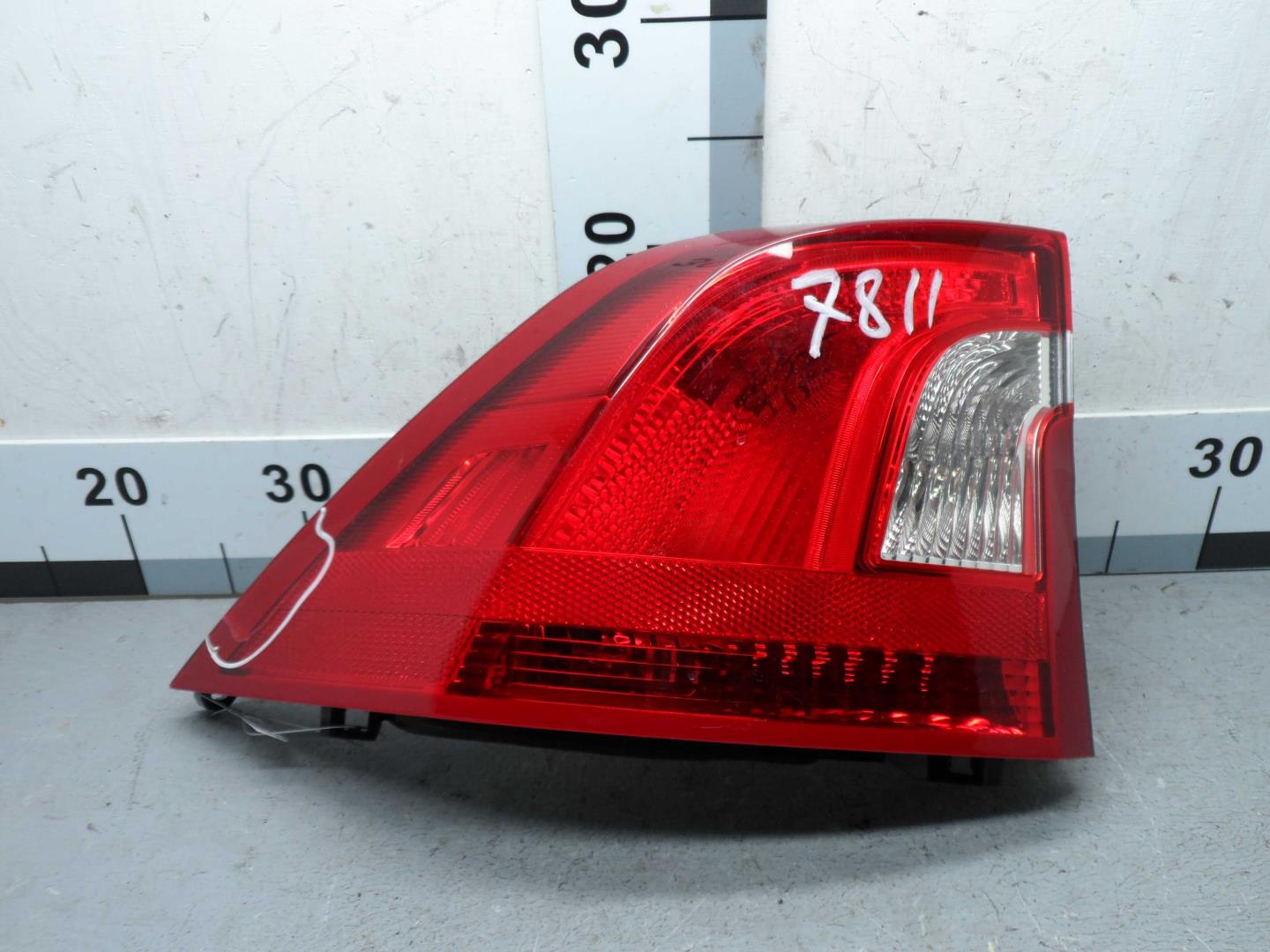 Фонарь задний наружный левый