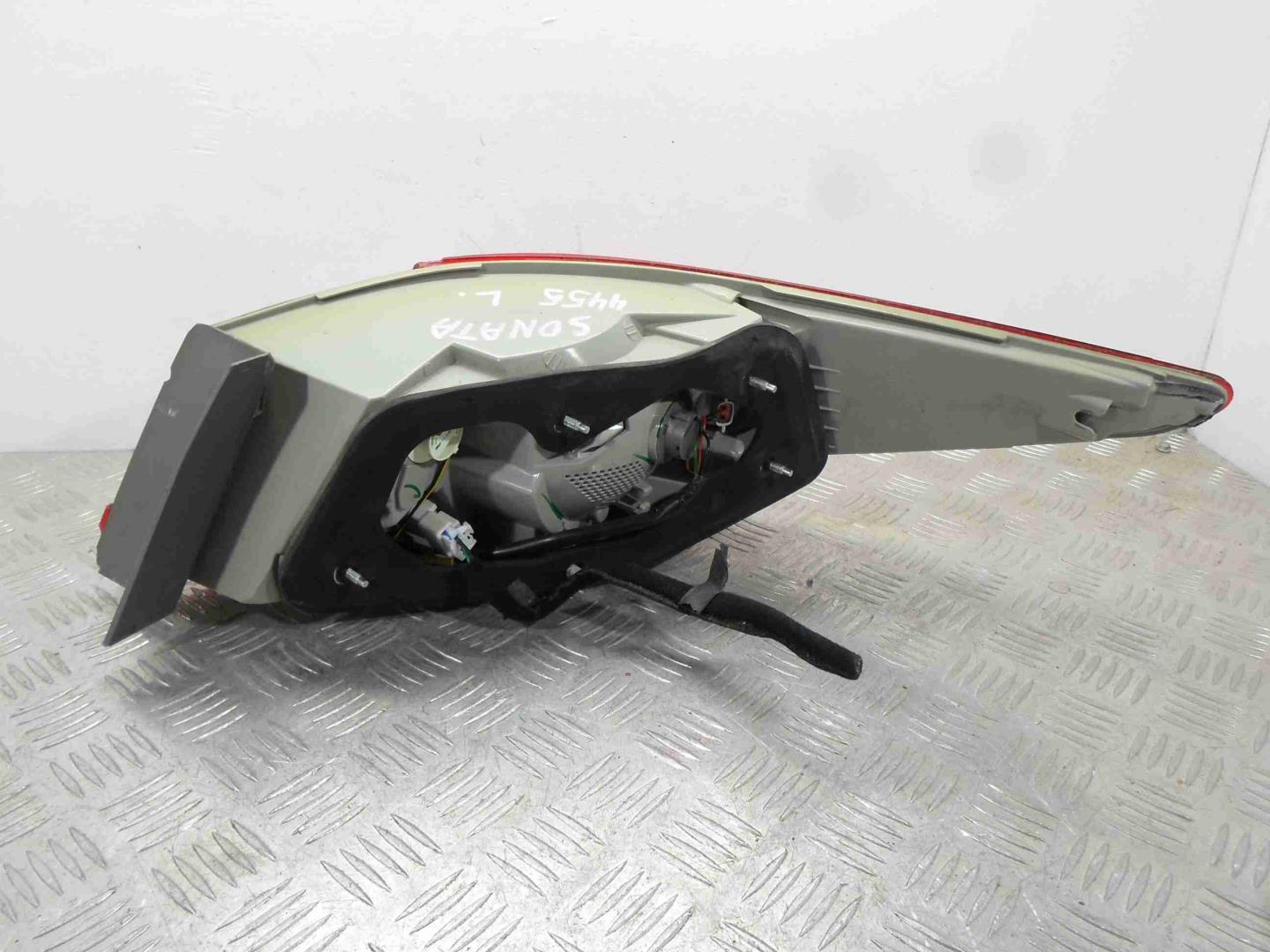 Фонарь задний наружный левый