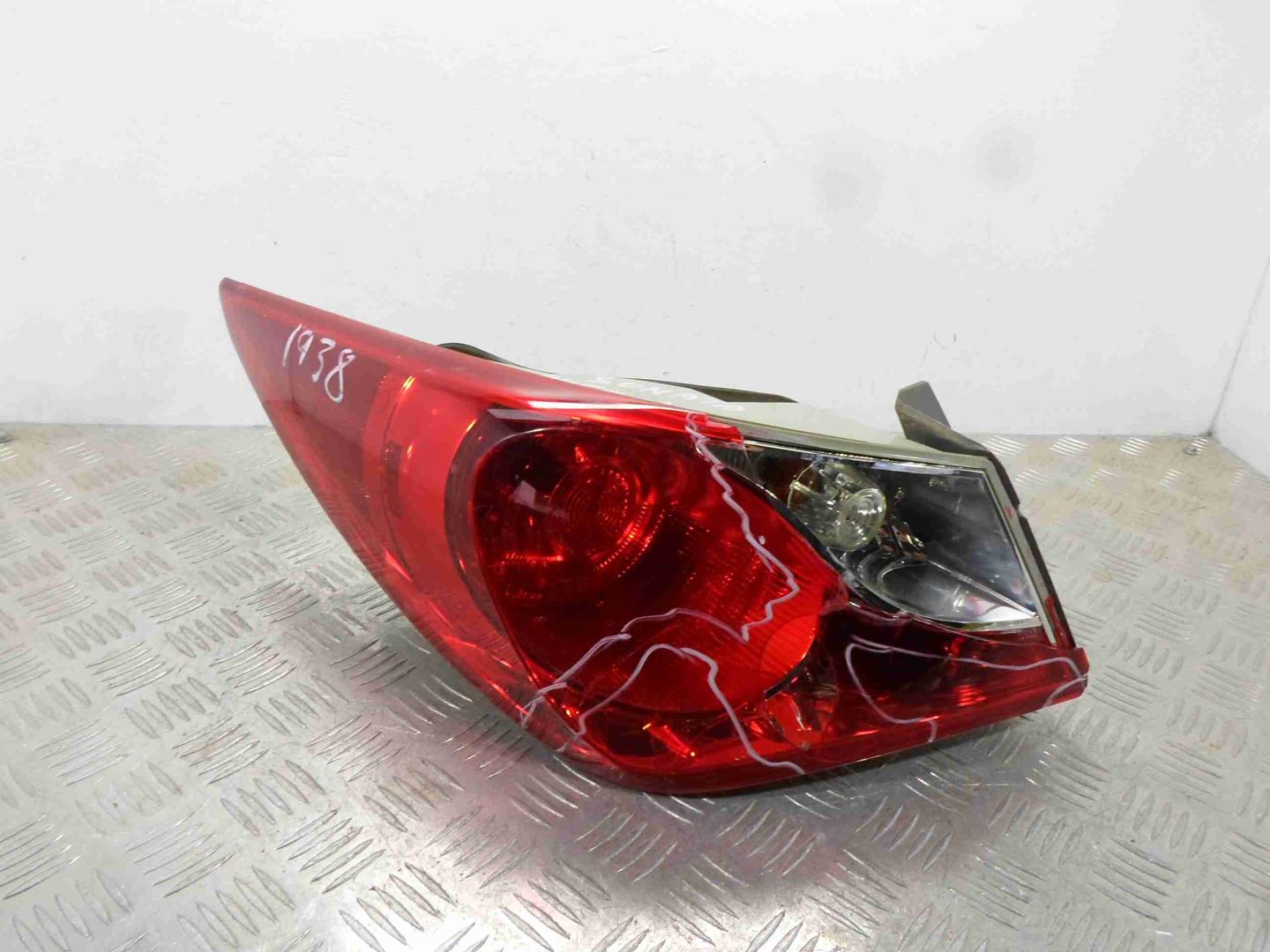 Фонарь задний наружный левый