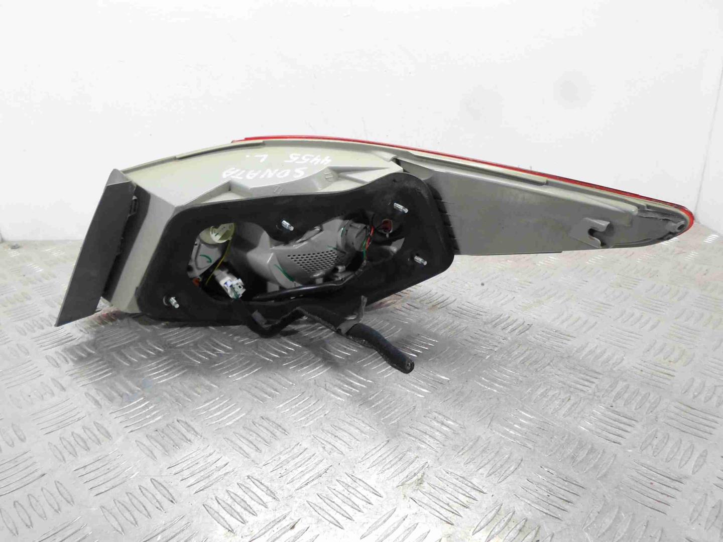 Фонарь задний наружный левый