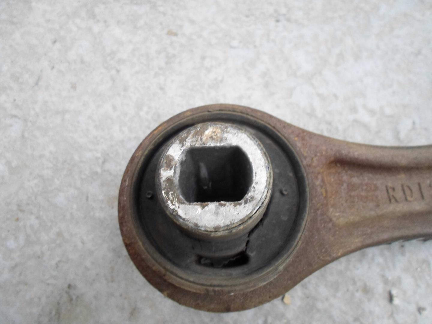 Рычаг передний нижний правый