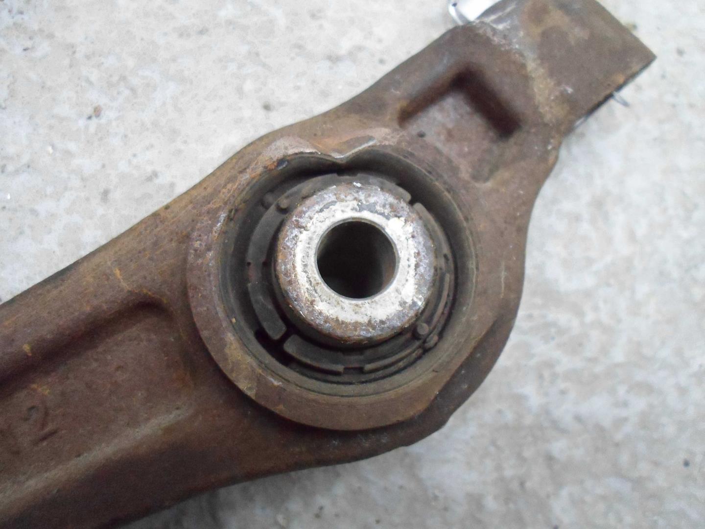 Рычаг передний нижний правый