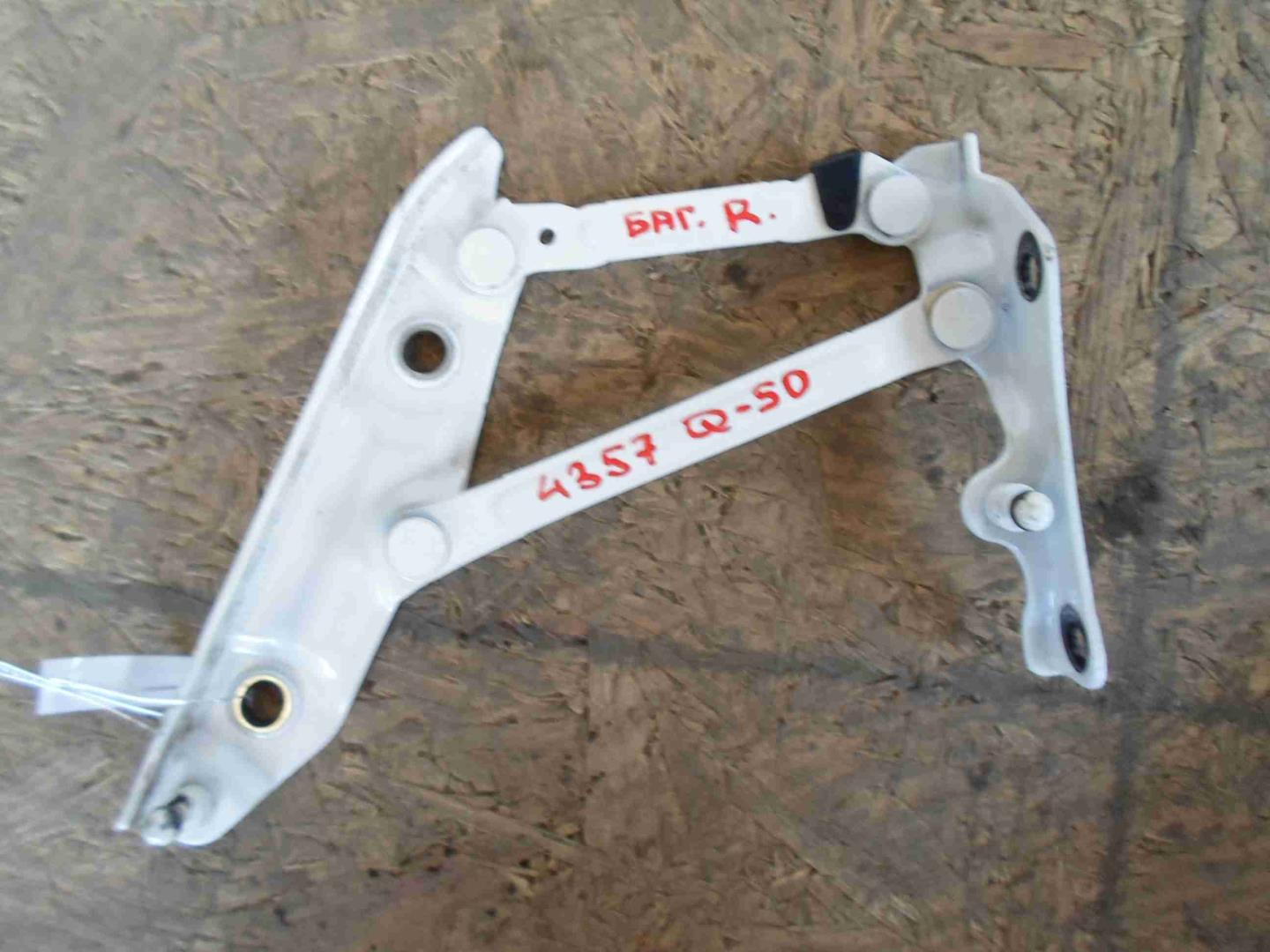 Петля крышки багажника