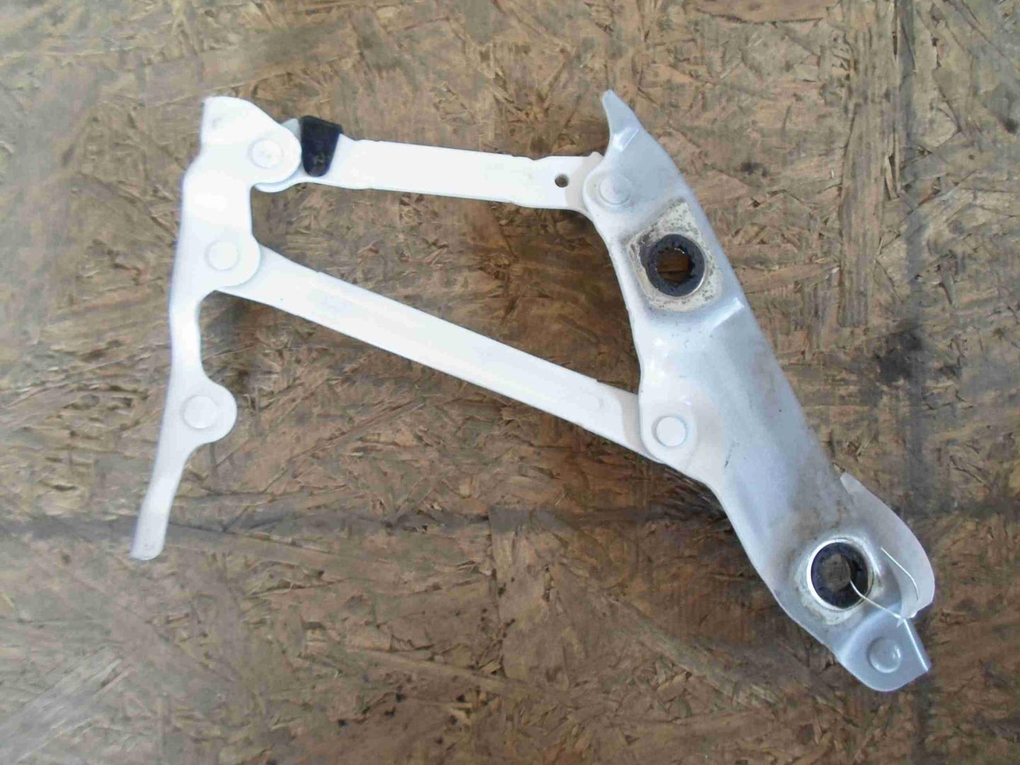 Петля крышки багажника