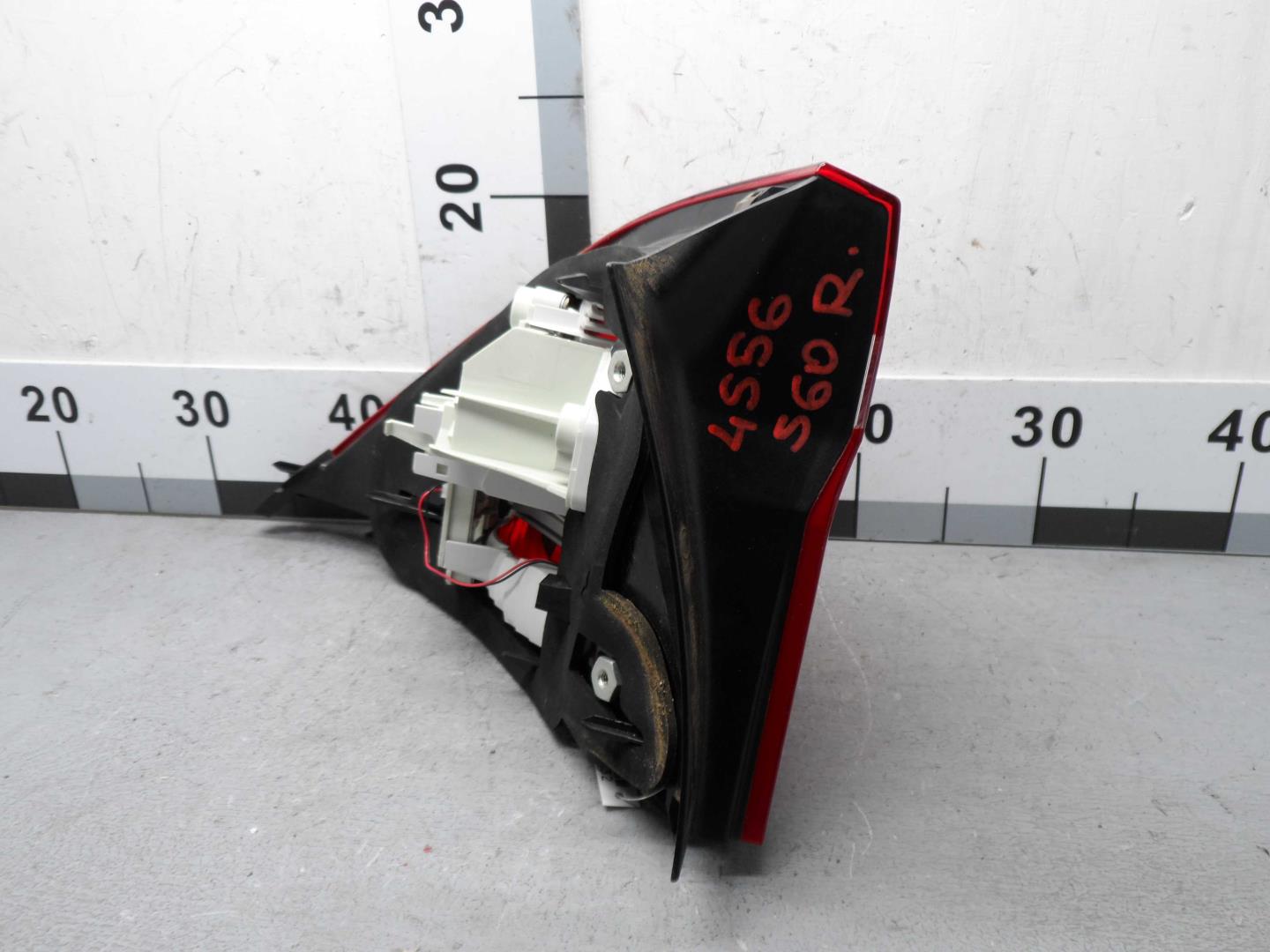 Фонарь задний наружный правый