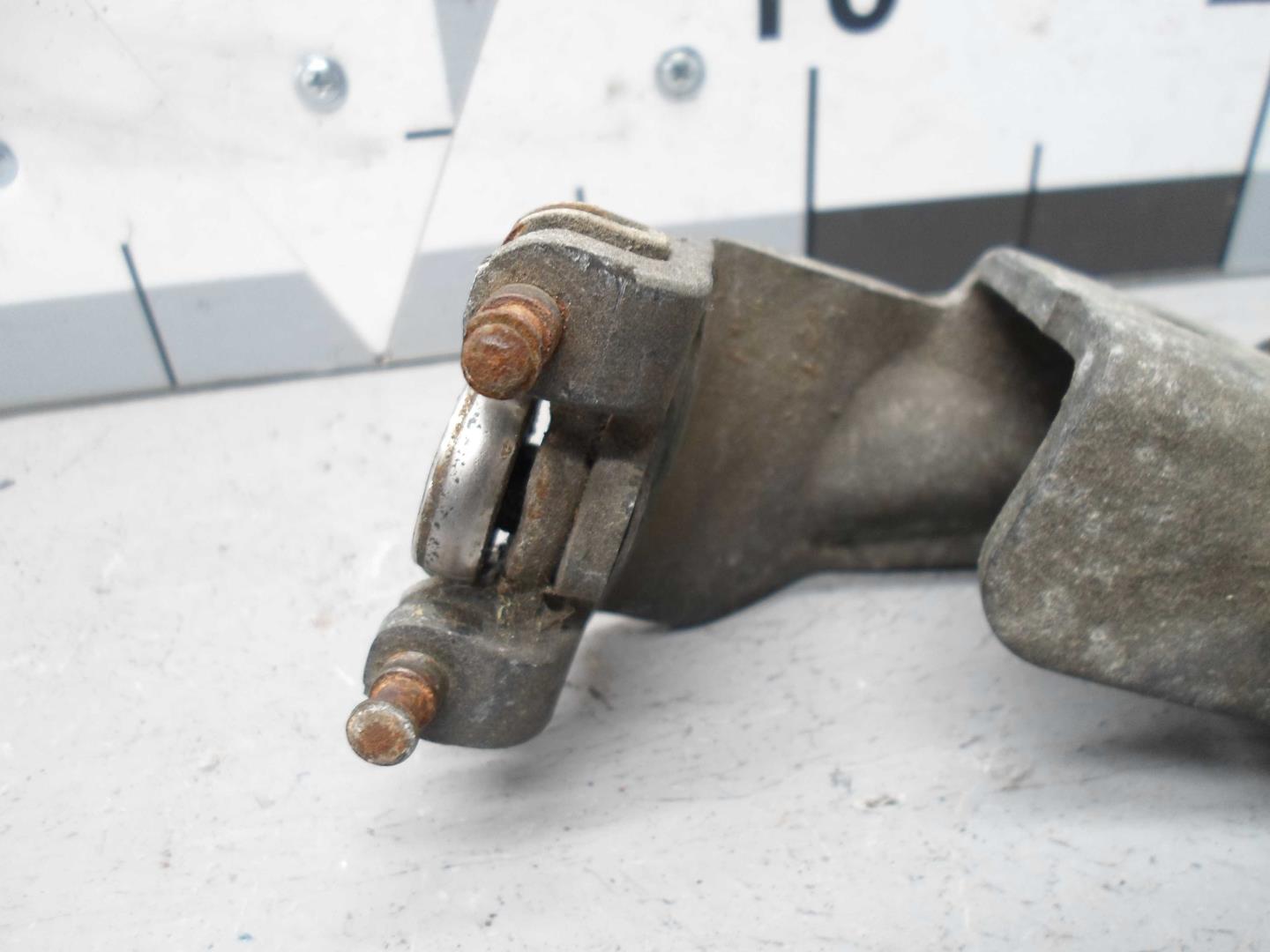 Петля двери