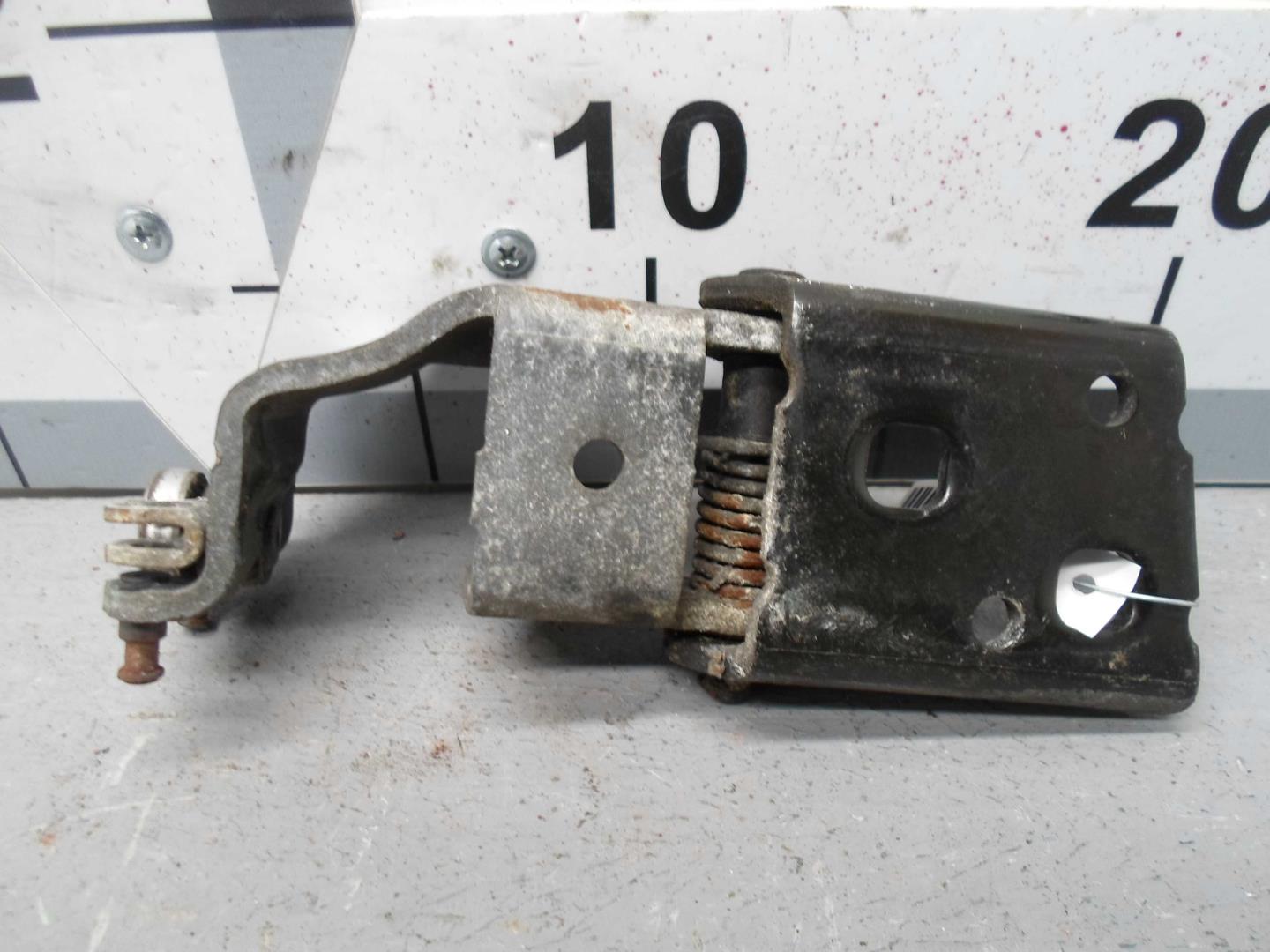 Петля двери