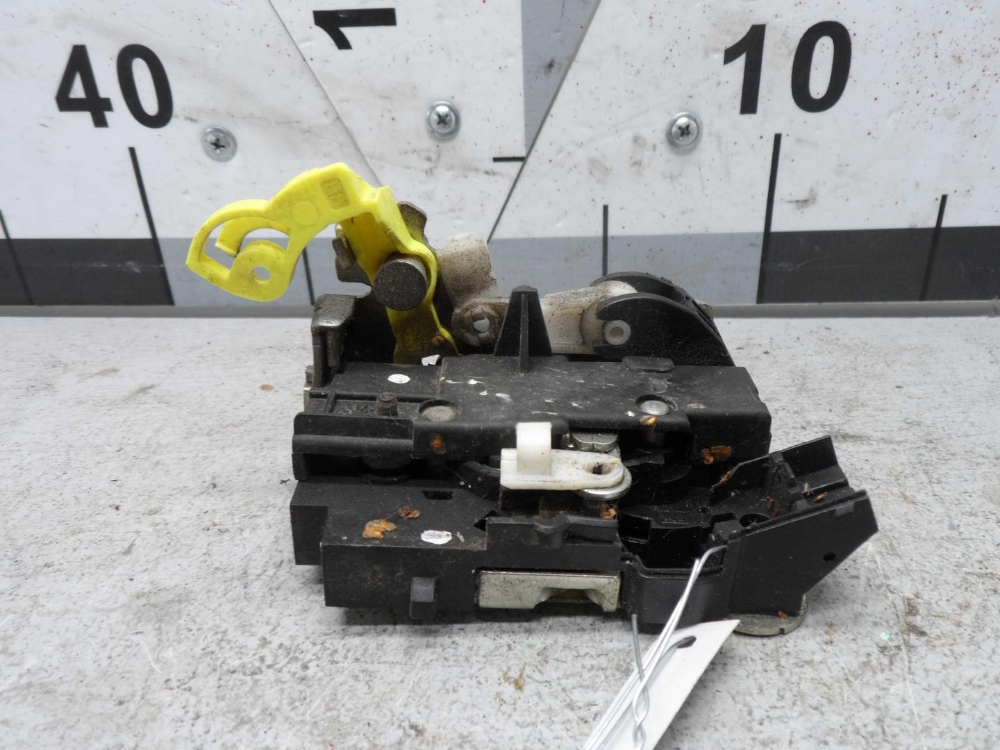 Замок двери задней правой