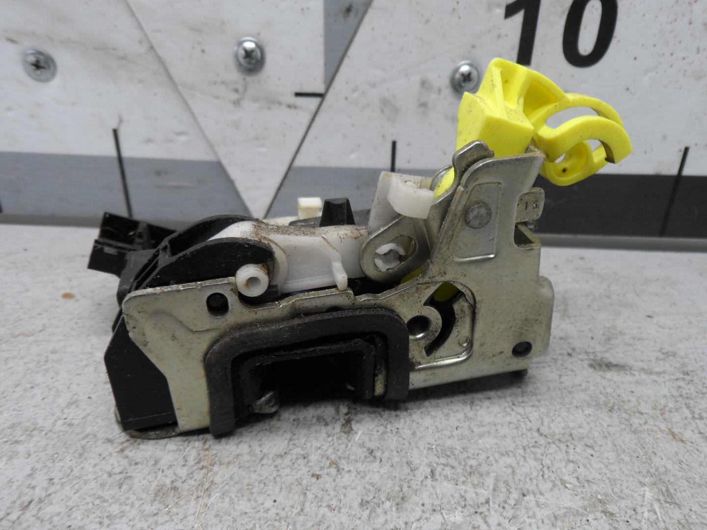 Замок двери задней правой