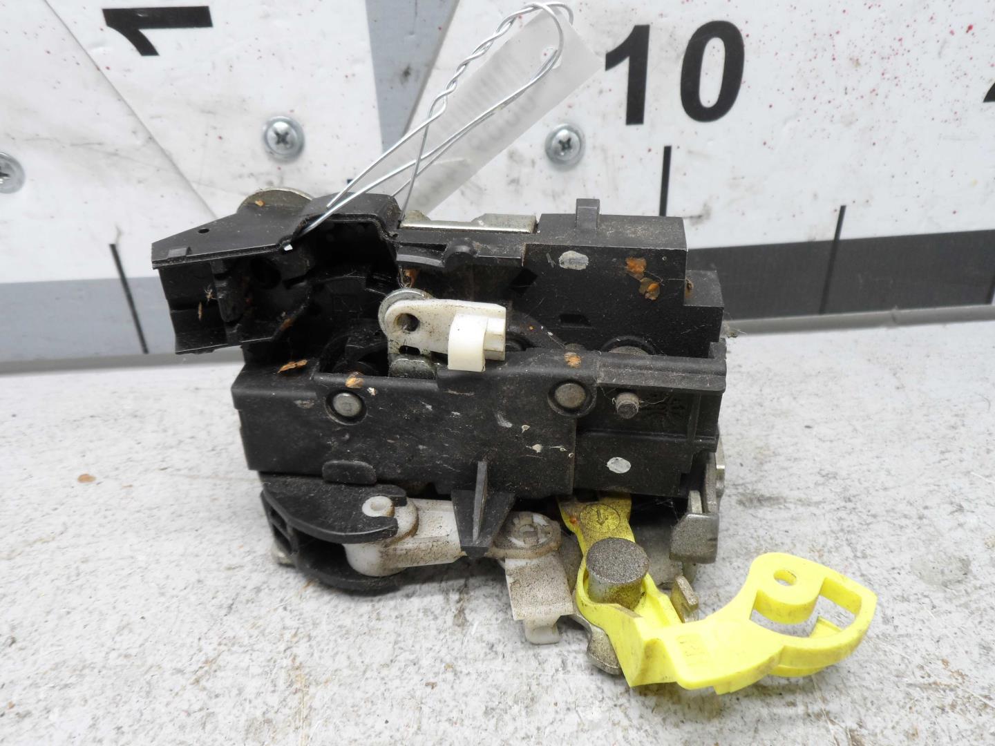 Замок двери задней правой