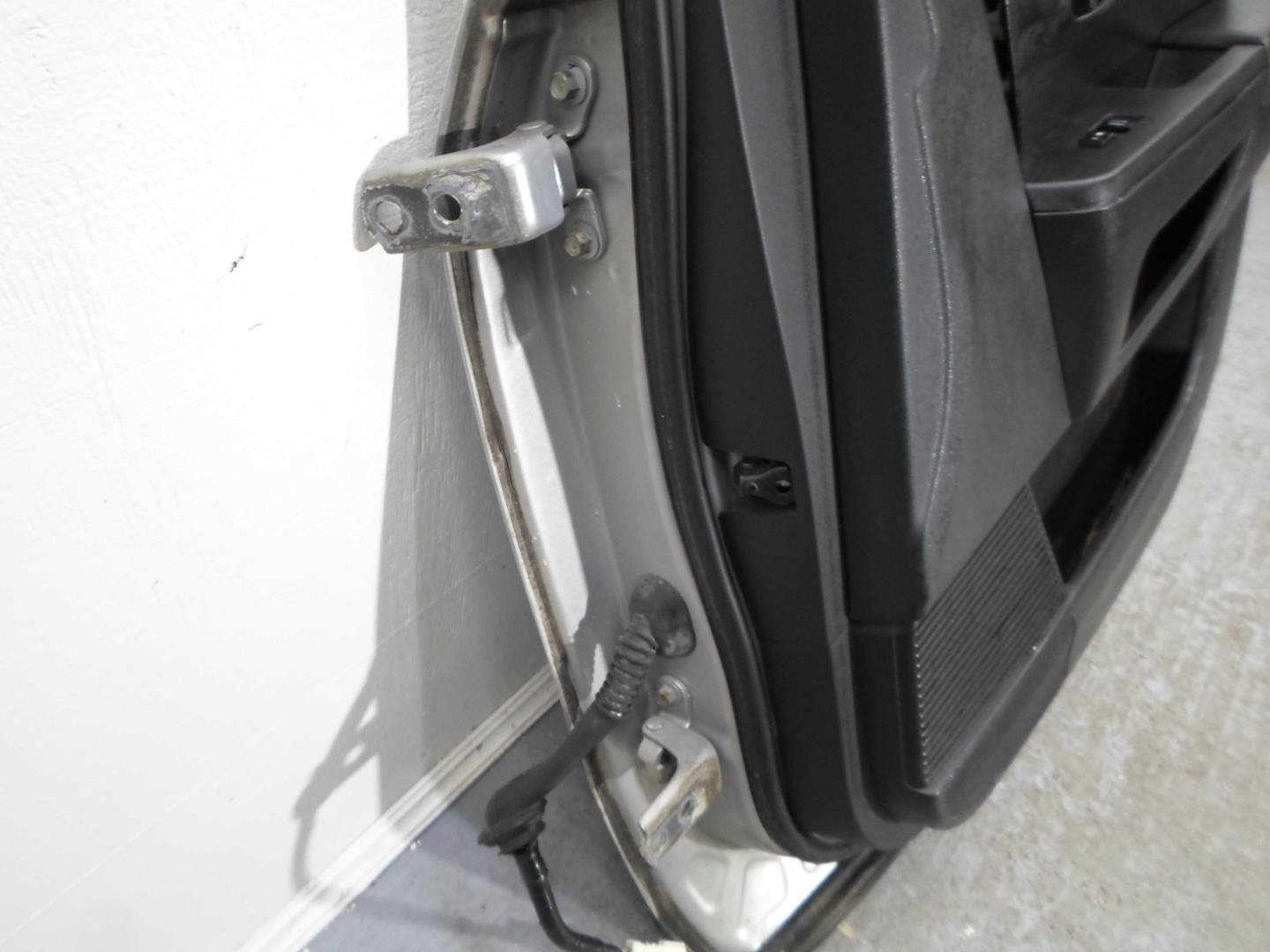 Петля двери передней