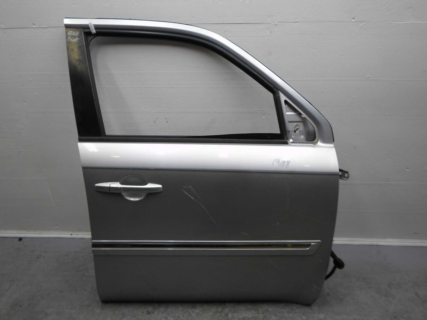 Петля двери передней