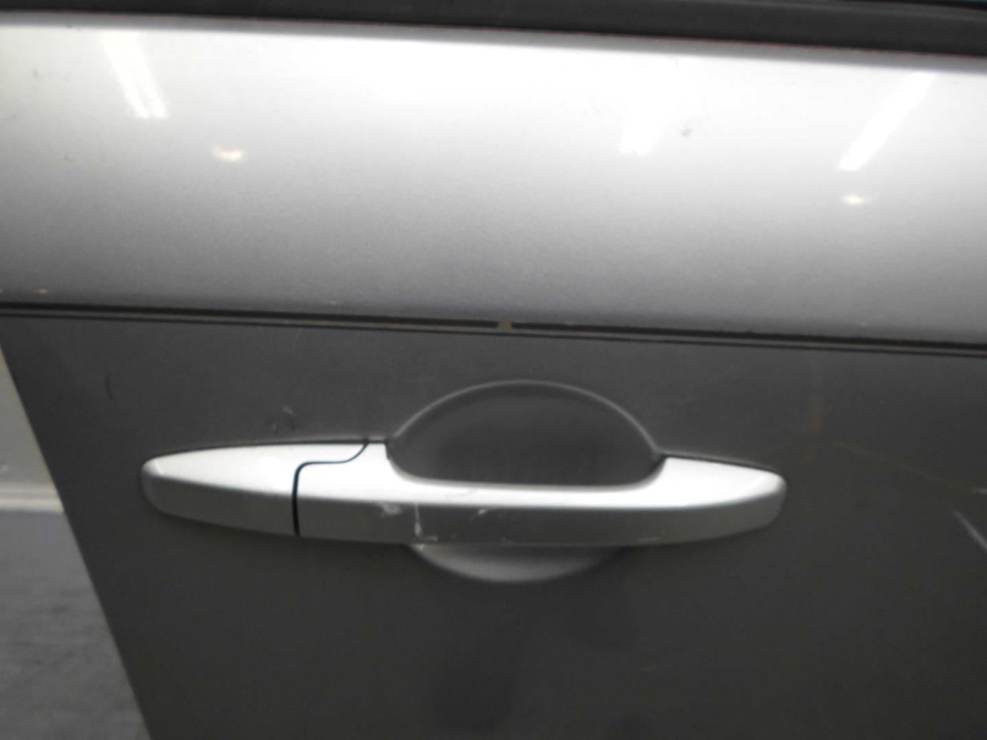 Петля двери передней