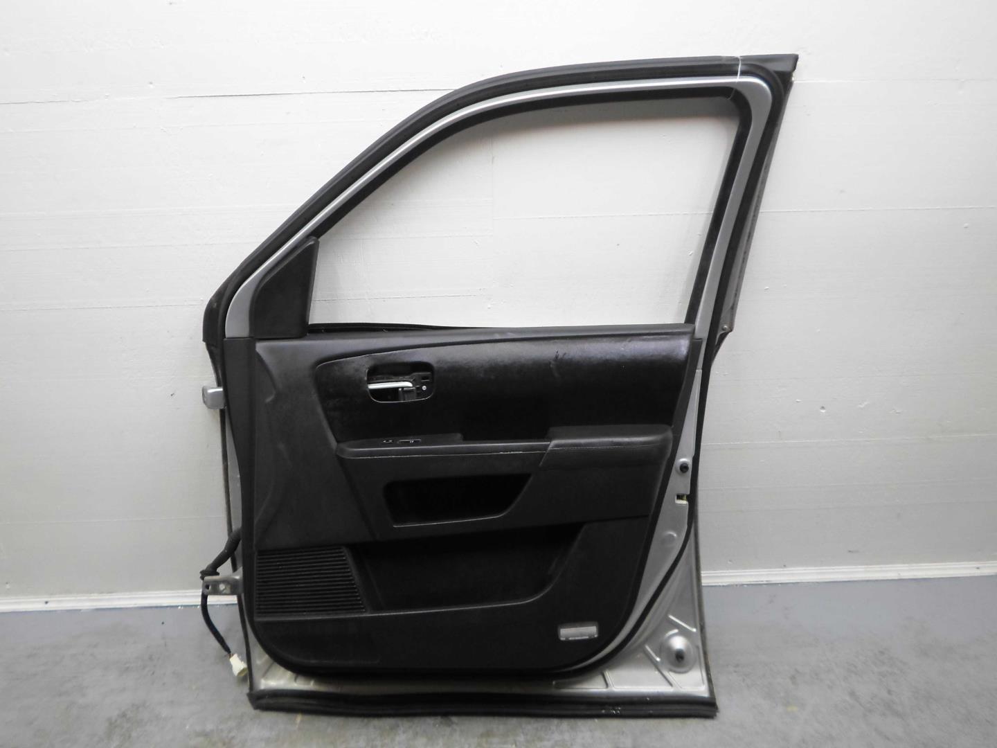 Петля двери передней