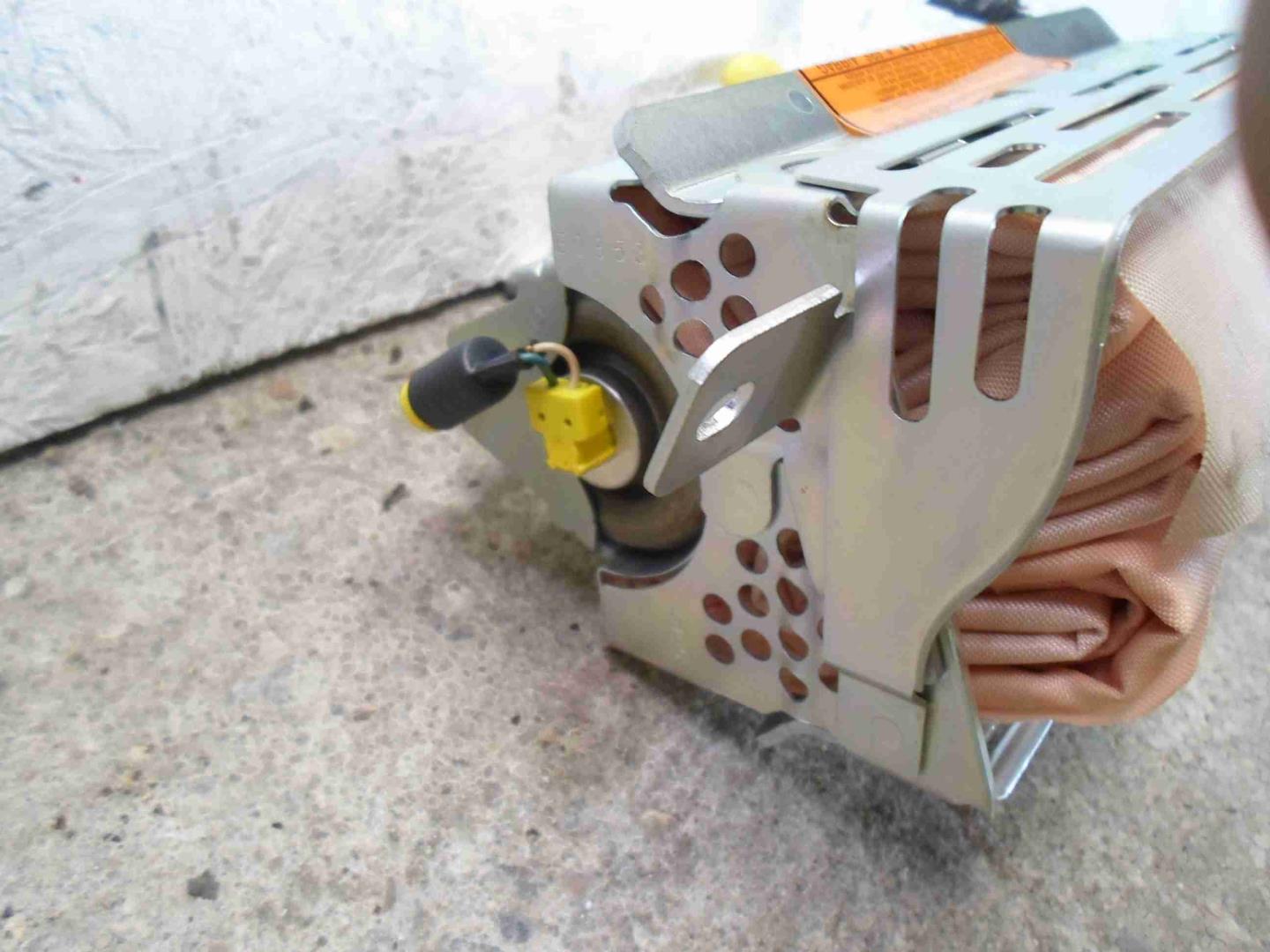 Подушка безопасности пассажирская (в торпедо)