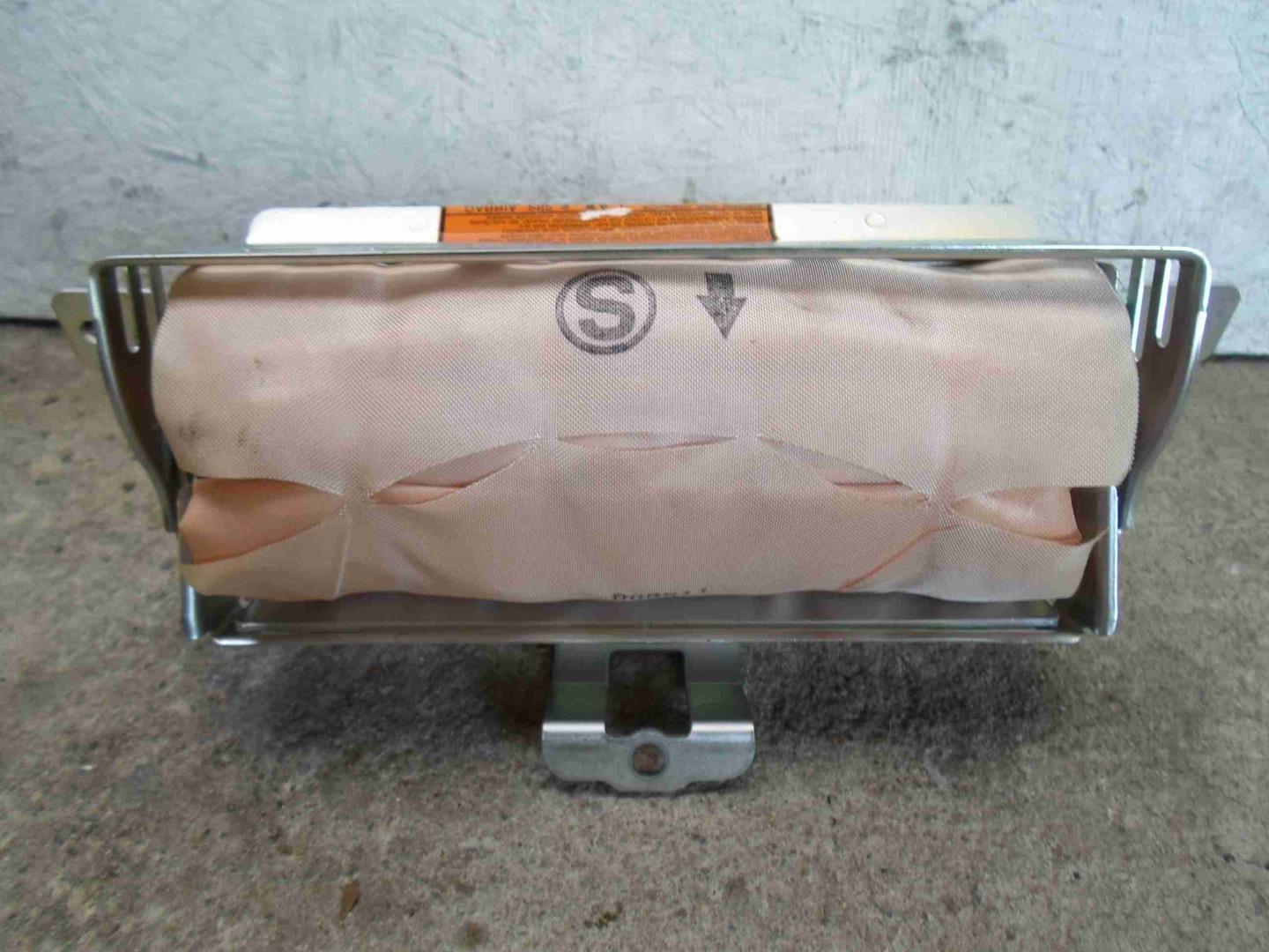 Подушка безопасности пассажирская (в торпедо)