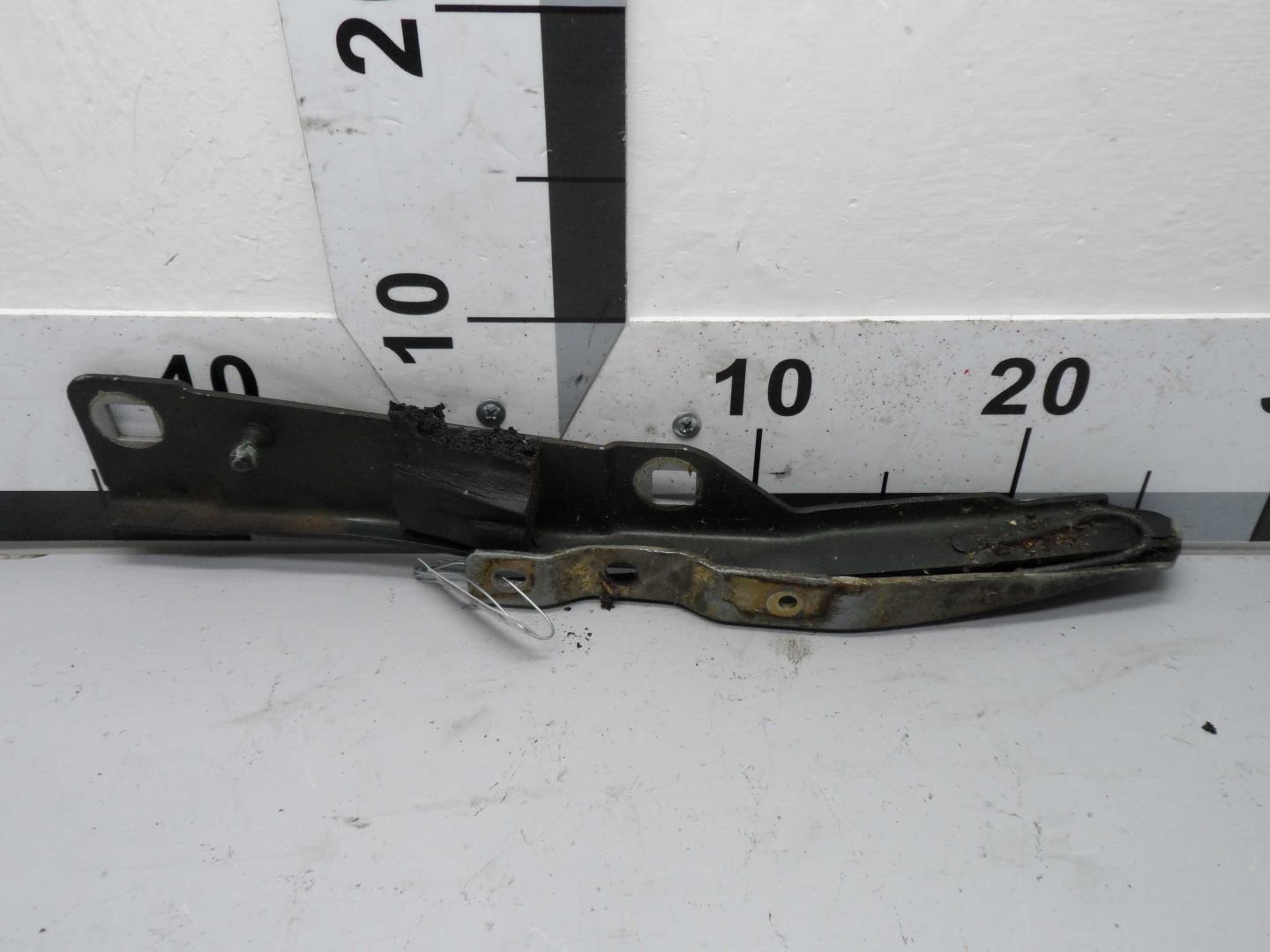 Петля капота правая