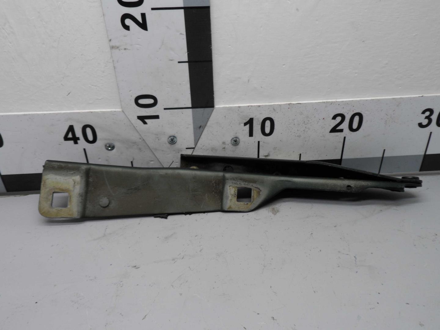 Петля капота правая