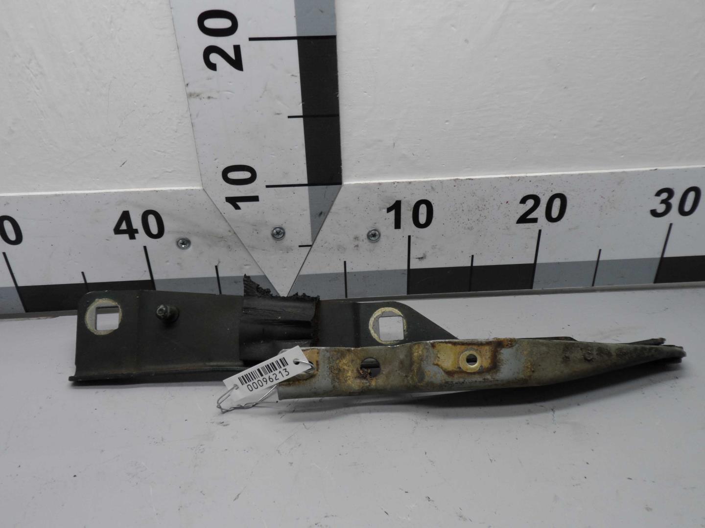 Петля капота правая