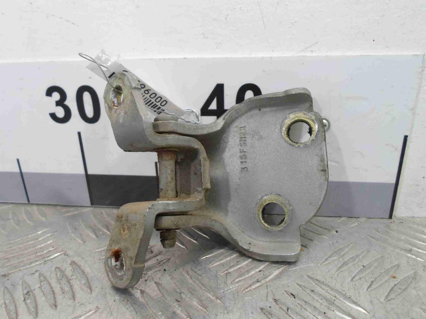 Петля двери передней