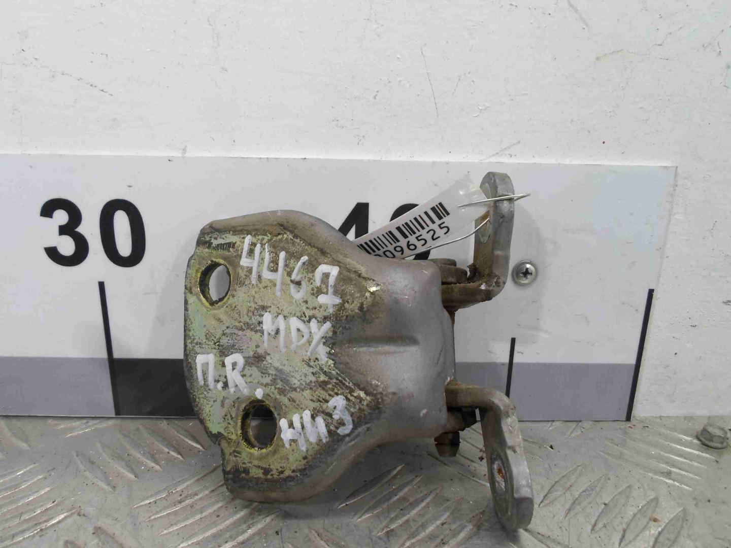 Петля двери передней