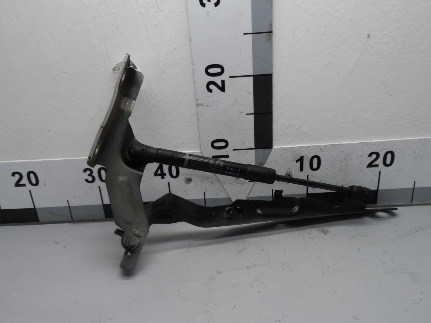 Петля капота левая