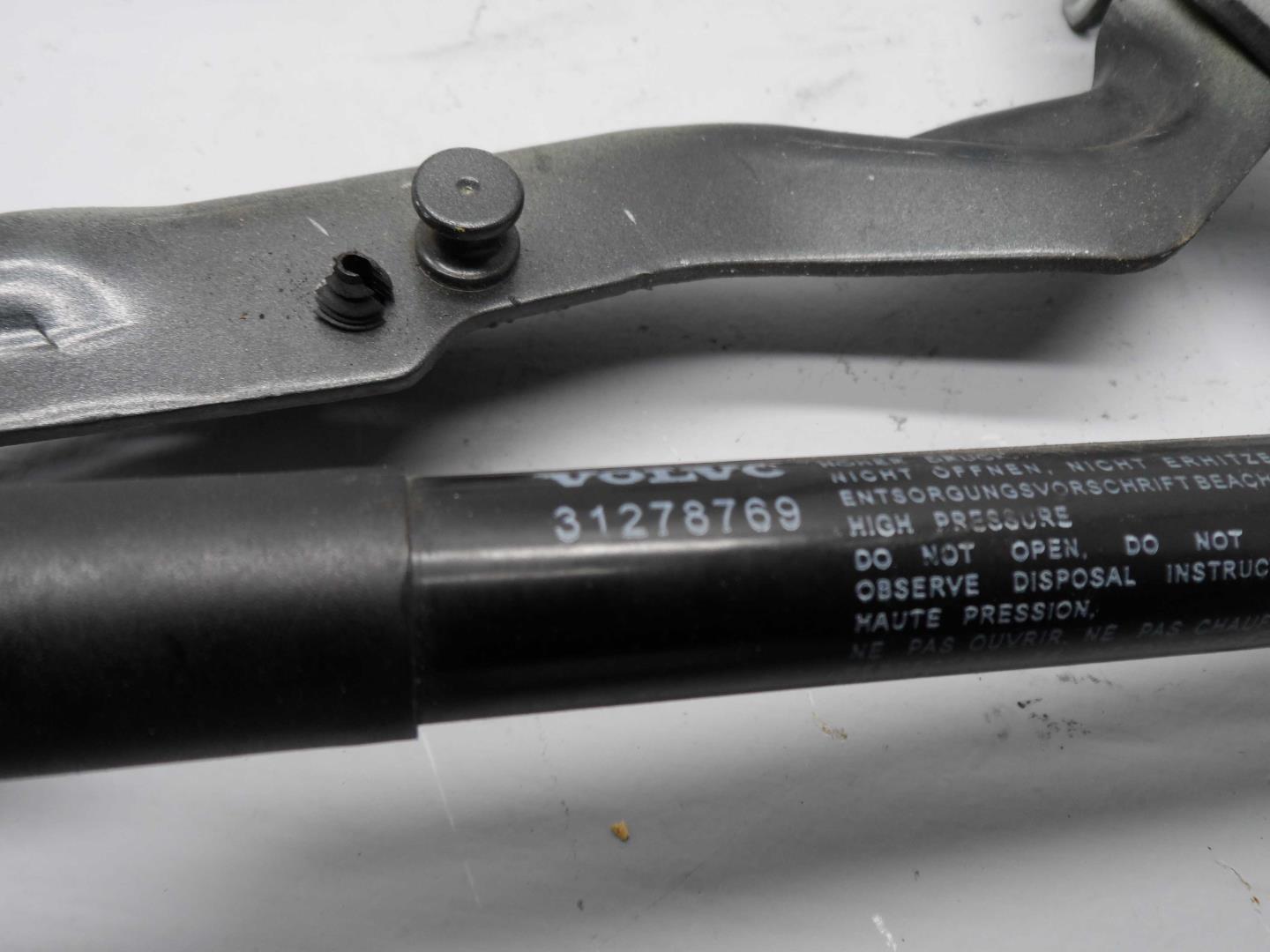 Петля капота левая