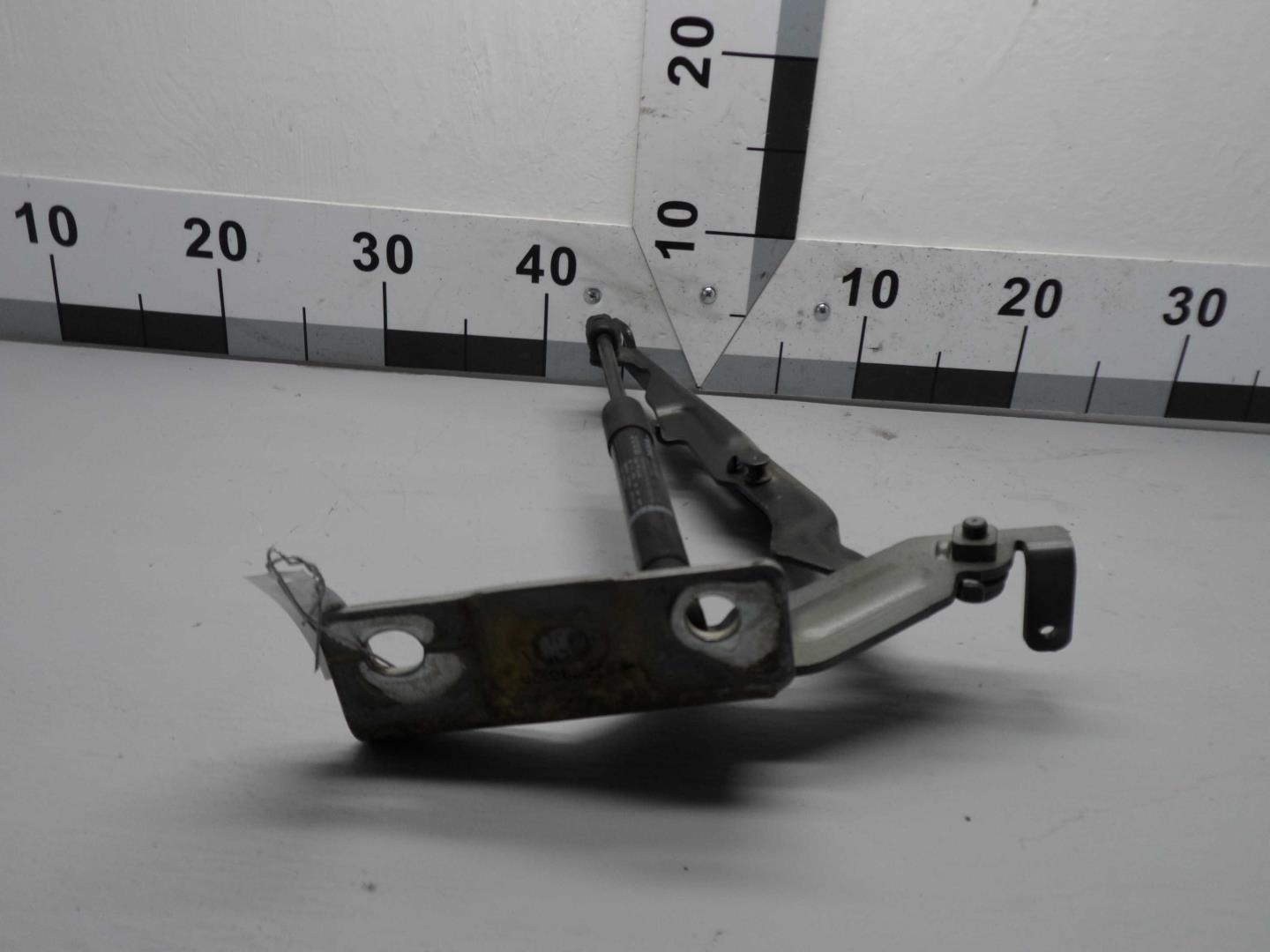 Петля капота левая