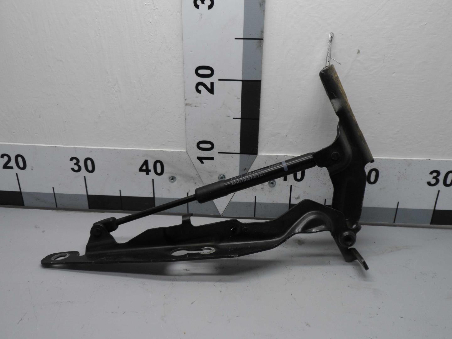 Петля капота левая