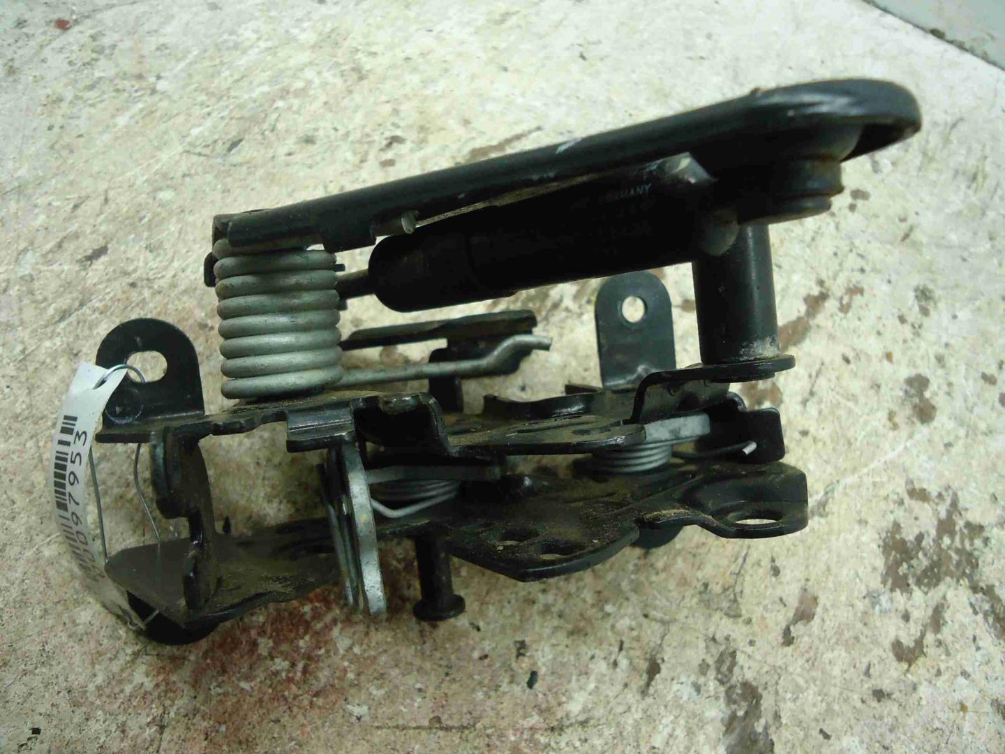 Замок капота