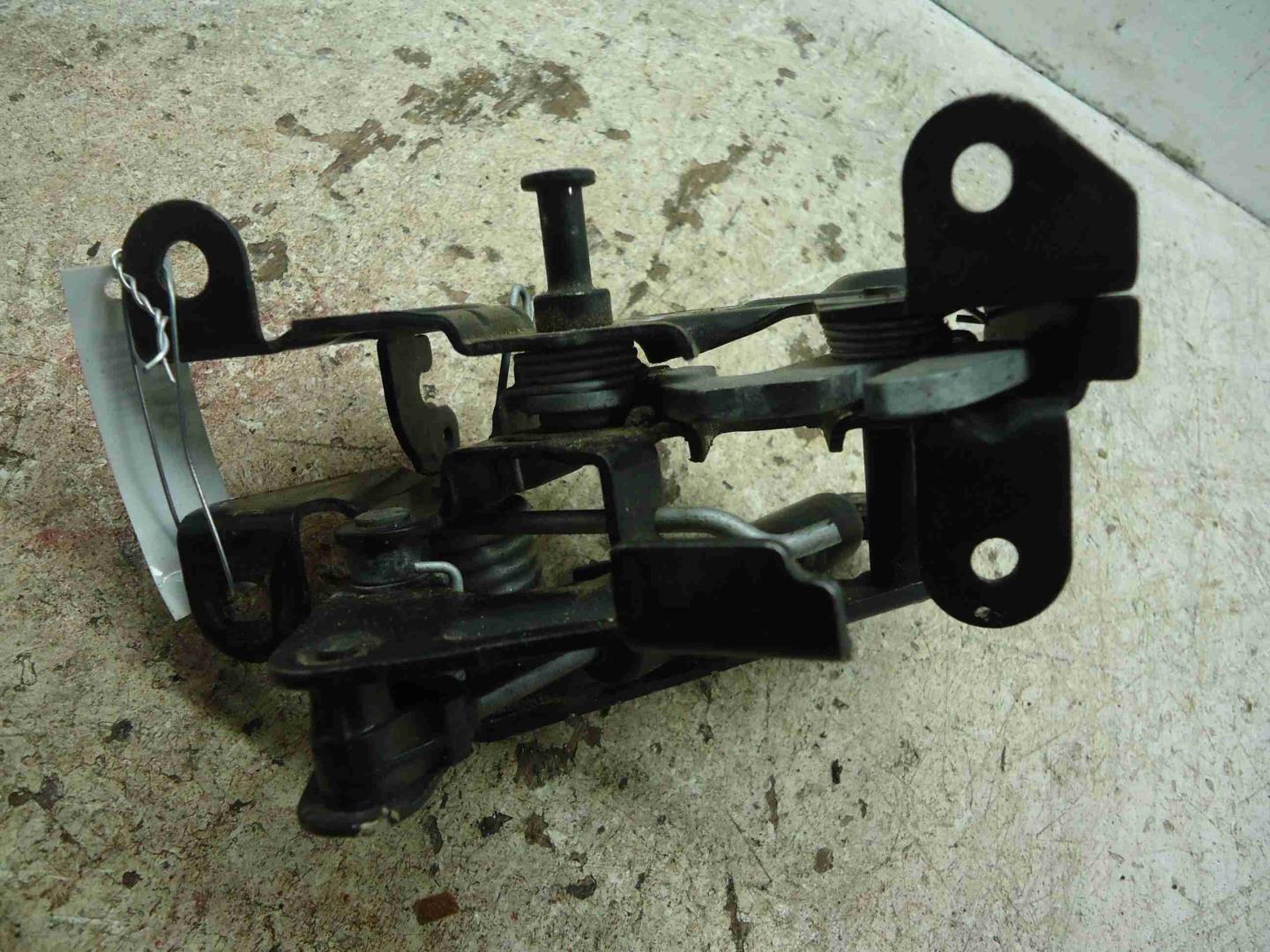 Замок капота