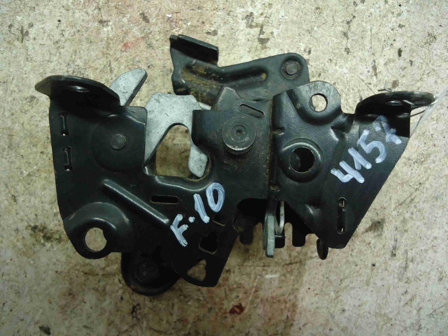 Замок капота